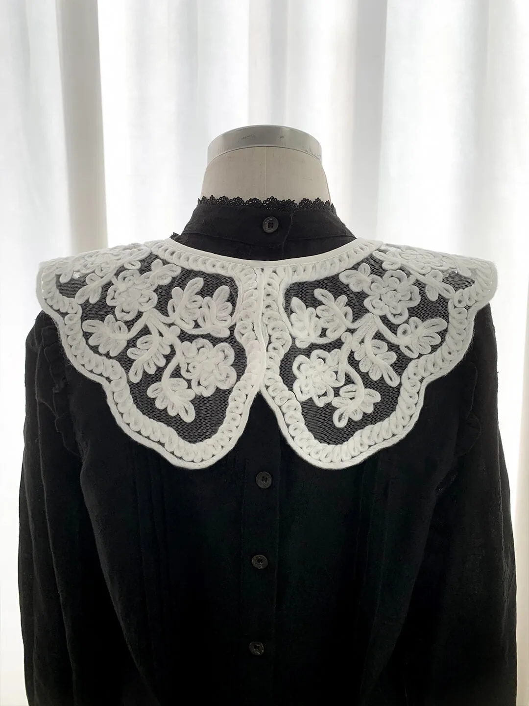 Alaska White Detachable Collar