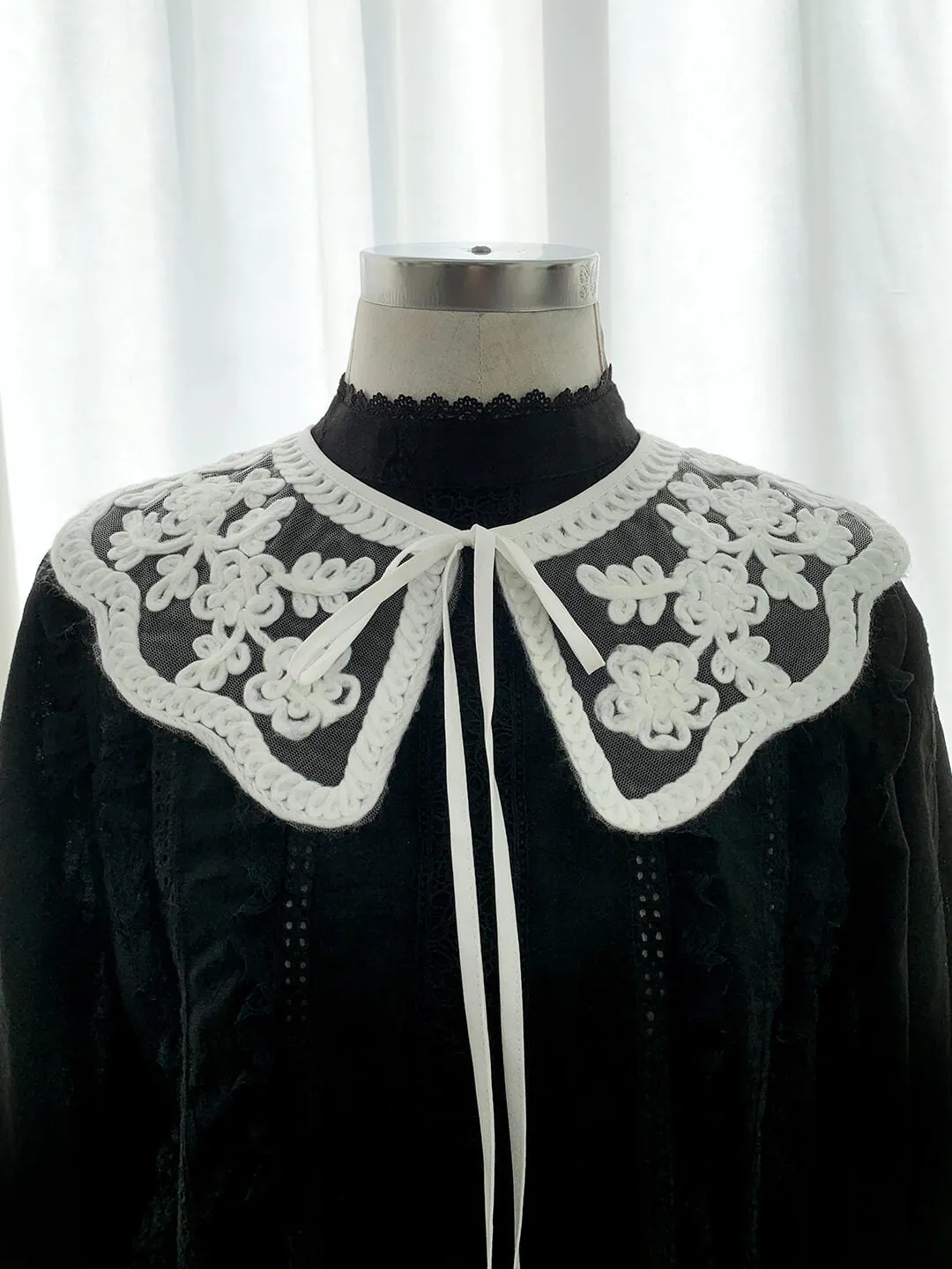 Alaska White Detachable Collar