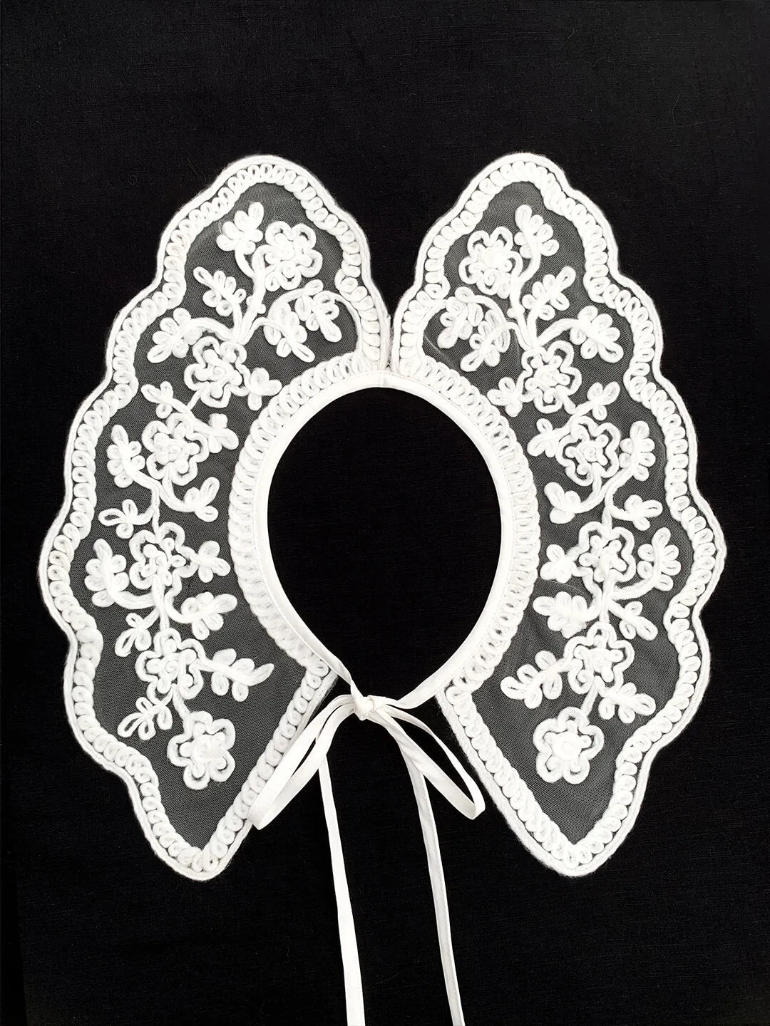 Alaska White Detachable Collar