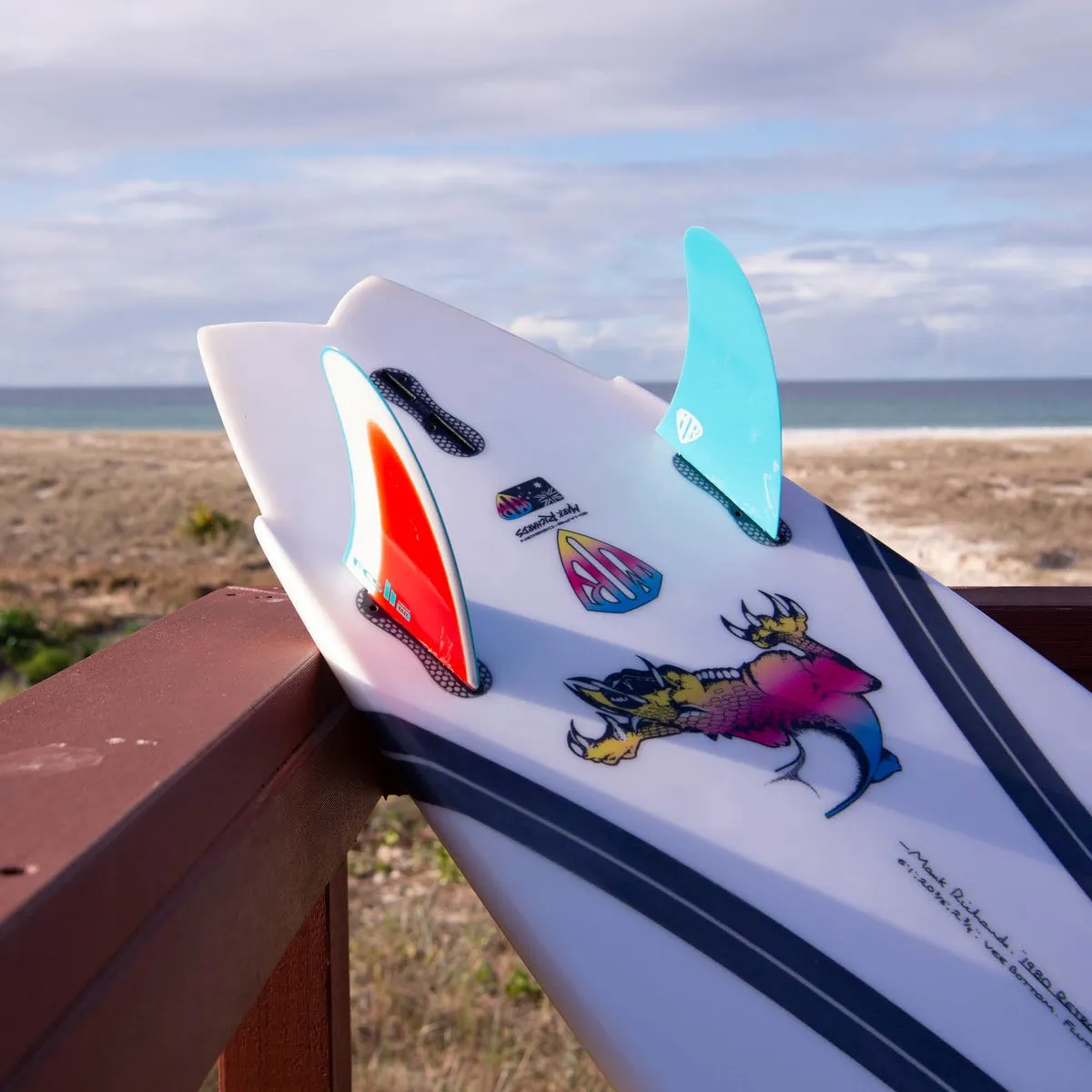 FCS II Mark Richards Freeride Twin PG Performance Glass Blue Red White Surfboard Fins