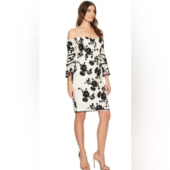 NWOT Adelyn Rae Floral Lace Crochet Bell Sleeve Sheath Dress Size Medium