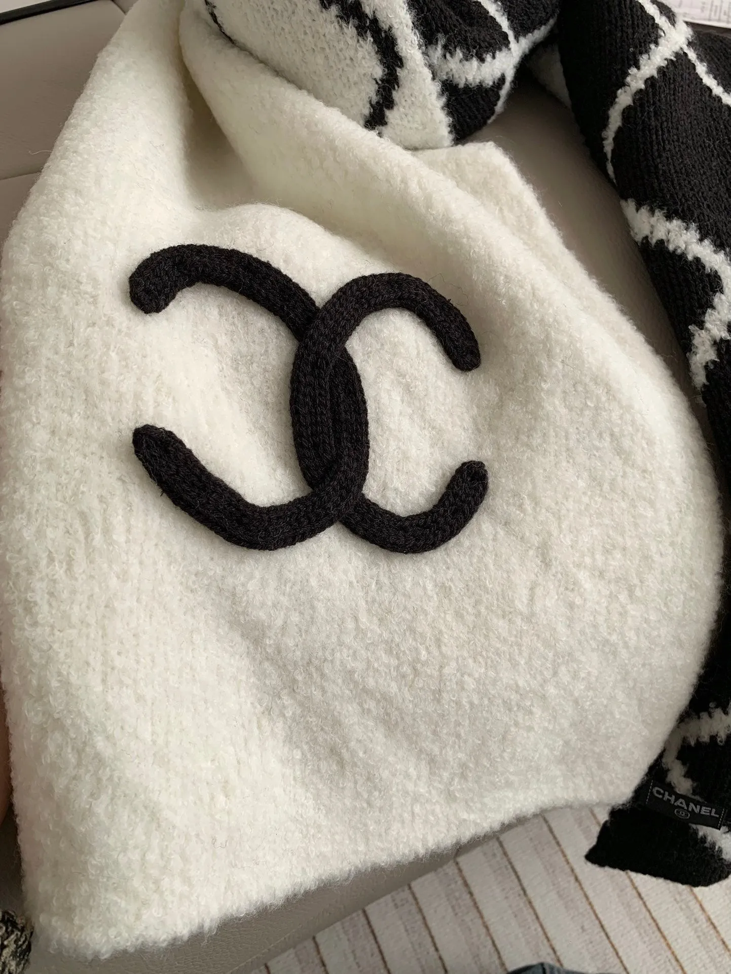 Premium 24b knitted scarf cashmere