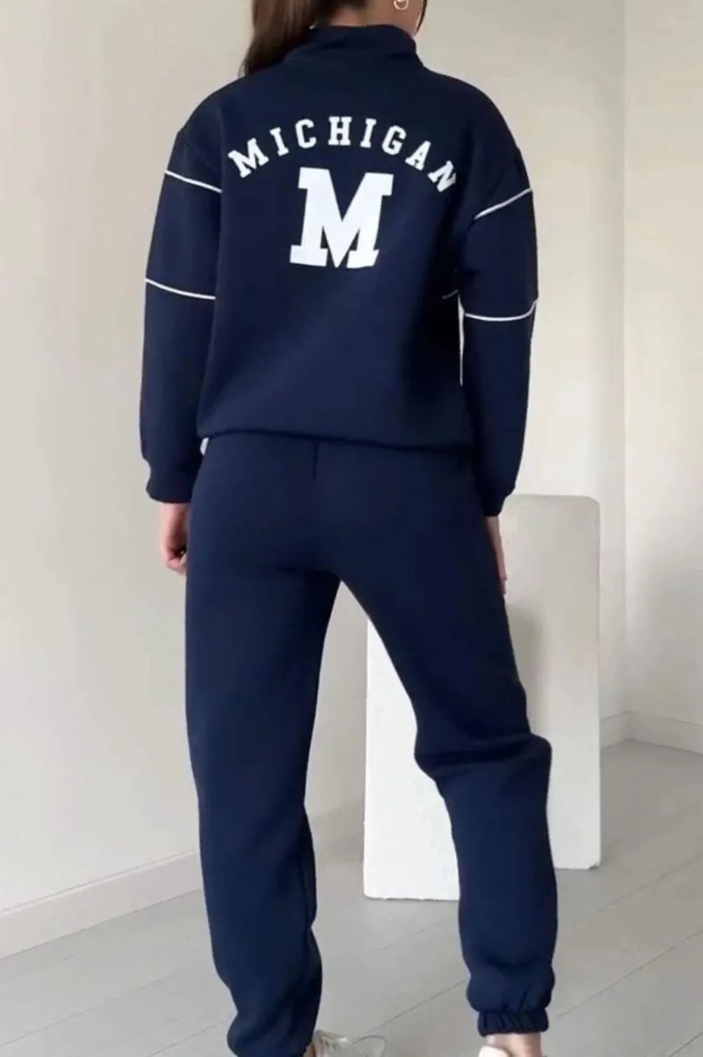 Trendy Letter Print Long-Sleeved Top and Trousers Sports Suit for Casual Comfort